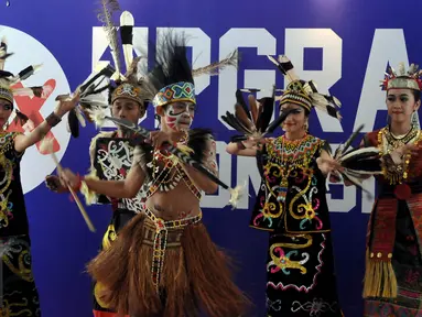 Penari daerah membuka acara peluncuran progam OLX Upgrade Indonesia, Jakarta, Jumat, (14/8/2015). Program ini mengajak masyarakat memperbaiki kualitas hidup dengan memperbarui telepon genggam yang dapat mengakses internet. (Liputan6.com/Johan Tallo)