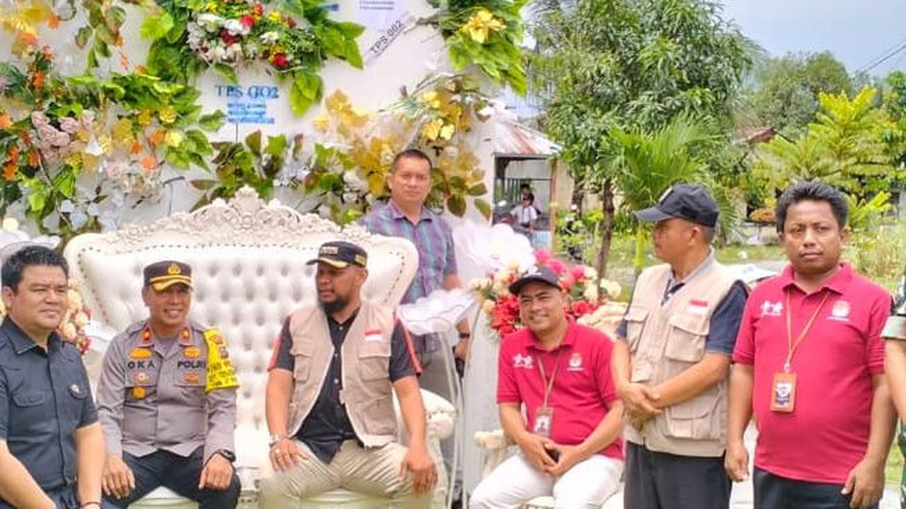 "Di TPS 02 ini terlihat unik layaknya sebuah acara pesta pengantin. Petugasnya berbusana seperti penerima tamu undangan, ada juga pelaminannya," ujar Kompol Bery.<br><br>