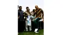  Zinedine Zidane, saat melakukan Jugling mengenakan Batik disaksikan Presiden RI ke-6 Susilo Bambang Yudhoyono di Jakarta, Indonesia, (06/07/2007). Zidane ke Indonesia guna mempromosikan sepak bola untuk anak-anak. (EPA/Jurnasyanto Sukarno)