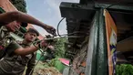 Petugas PLN dibantu petugas Kecamatan Johar Baru memutus kabel saluran listrik ilegal di Johar Baru, Jakarta Pusat, Rabu (25/3/2015). Kegiatan itu untuk mengurangi saluran listrik ilegal dan mencegah kebakaran.   (Liputan6.com/Faizal Fanani)