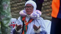 Salah satu jemaah asal Kota Bandar Lampung menangis haru setelah turun dari bus tiba di Asrama Haji, Raja Basa, Lampung. Foto : (Liputan6.com/Ardi).