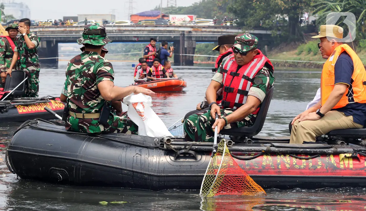 Kegiatan ini diikuti oleh 2000 personel gabungan. (Liputan6.com/Herman Zakharia)