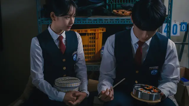 Lee Do Hyun yang Berperan Sebagai Choi Kang Ho di drama Korea Berjudul 'The Good Bad Mother' Menyebut Adegan Romantis Bersama Ahn Eun Jin yang Berperan Sebagai Lee Mi Joo Menjadi Adegan Favoritnya (Netflix via Soompi)