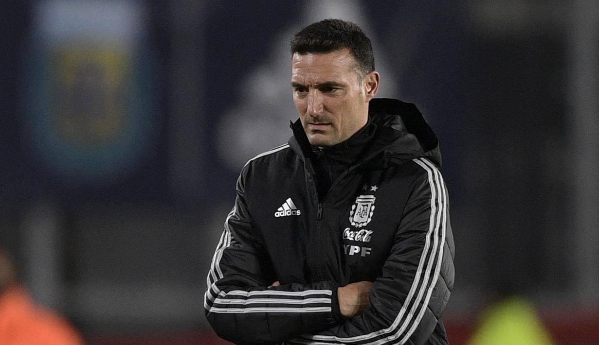 Lionel Scaloni merupakan pelatih yang membawa Timnas Argentina menjuarai Copa America 2021. Ia juga sempat mengejutkan publik sepak bola usai mengalahkan Italia di laga Finalissima 2022. Selain itu, Scaloni tercatat sebagai pelatih Argentina dengan rekor tak terkalahkan terbanyak. Pria 44 tahun itu terpilih sebagai nahkoda La Albiceleste menggantikan Jorge Sampaoli pada Agustus 2018. (AFP/Juan Mabromata)