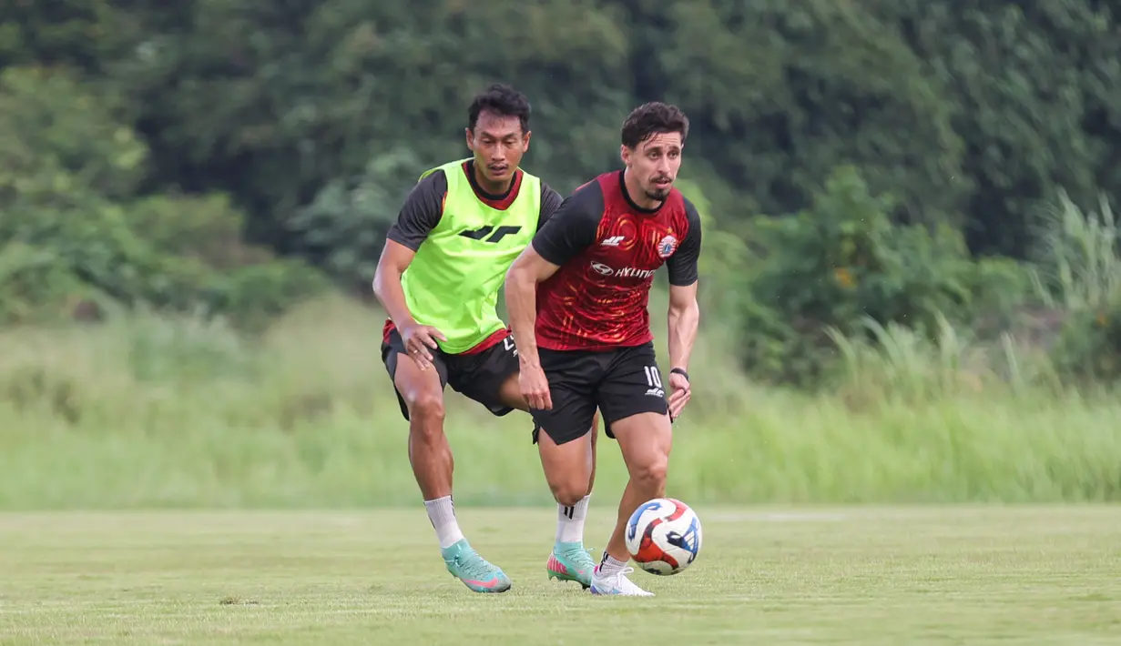 Gustavo Franca (kiri) mencoba melewati rekan satu timnya pada saat sesi latihan Persija Jakarta yang bertempat di Persija Training Ground, Bojongsari, Rabu (5/11/2025).