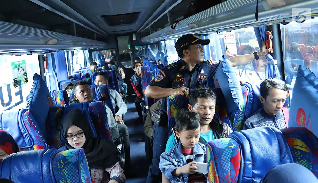Petugas Dishub DKI Jakarta memeriksa alat pemecah kaca saat mengecek kesiapan angkutan mudik Lebaran di Terminal Kampung Rambutan, Jakarta, Jumat (8/6). Dari 37 bus yang dicek ada 26 dinyatakan tidak lulus uji kelaikan. (Liputan6.com/Immanuel Antonius)