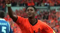 Striker tim nasional Belanda, Patrick Kluivert, usai mencetak gol ketiga ke gawang Yugoslavia, pada perempat final Piala Eropa 2000. (UEFA). 