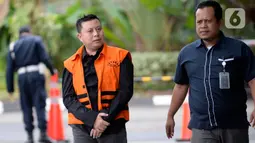 Saeful Bahri, staf Sekjen PDIP Hasto Kristiyanto, (kiri) tiba untuk menjalani pemeriksaan lanjutan di Gedung KPK, Jakarta, Selasa (18/2/2020). Saeful Bahri diperiksa sebagai tersangka kasus dugaan penerimaan hadiah terkait penetapan anggota DPR tahun2019-2024. (merdeka.com/Dwi Narwoko)