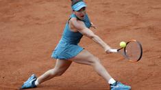 Petenis Rumania, Simona Halep mengembalikan bola saat melawan petenis Amerika, Alison Riske pada ajang Prancis Terbuka 2018 di Roland Garros stadium (30/5/2018).  (AP/Alessandra Tarantino)