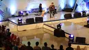 Aktor dan pengusaha, Dude Harlino menjadi pembicara pada sesi inspirasi muda acara Emtek Goes to Campus (EGTC) 2017 di Graha Sabha Pramana Universitas Gadjah Mada, Yogyakarta, Selasa (31/10). (Liputan6.com/Helmi Afandi)