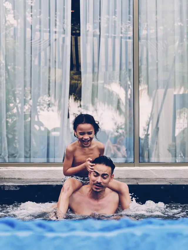 6 Kenangan Manis Ashraf Sinclair dengan Noah, Penuh Kasih Sayang
