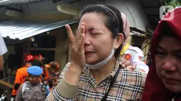 Dua orang ditemukan meninggal dunia dan 4 orang lainnya masih hilang akibat bencana longsor tersebut. yang menimpa lima rumah warga. (merdeka.com/Arie Basuki)