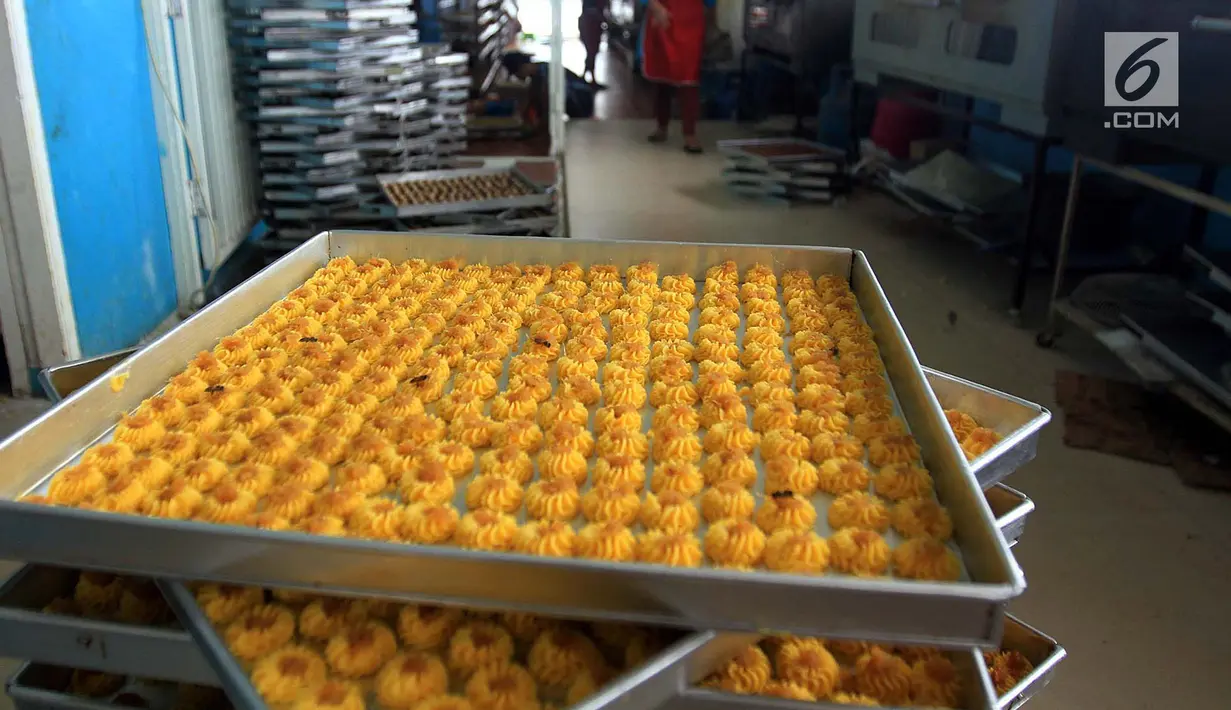 Penampakan kue kering di industri rumahan yang berada di kawasan Sidamukti, Depok, Jawa Barat, Senin (4/6). Pedagang menjual kue kering dengan harga mulai dari Rp 32.000-Rp 36.000 per toples. (Merdeka.com/Arie Basuki)