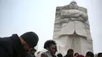 Sejumlah orang berkumpul dan berdoa di depan Patung Martin Luther King Jr, Washington DC, AS, Senin (16/1). Di Amerika Serikat, Senin pada Minggu ketiga diperingati sebagai 'Hari Martin Luther King Jr'. (Joe Raedle / Getty Images / AFP)