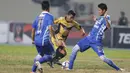 Pemain Mitra Kukar, Defri Rizky berebut bola dengan pemain Persib, Achmad Jufriyanto pada leg pertama semi final Piala Presiden di Stadion Aji Imbut, Tenggarong, Minggu (4/10/2015). (Bola.com/Vitalis Yogi Trisna)  