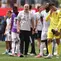 Senne Lammens tertunduk lesu usai Belgia kalah dari Spanyol di perempat final Piala Dunia 2026 (AFP)