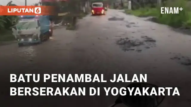 Hujan deras pada Selasa (5/3/2024) buat banjir di sepanjang Jalan Bulu, Yogyakarta. Batu yang digunakan untuk nambal jalan sementara hanyut berserakan akibat banjir