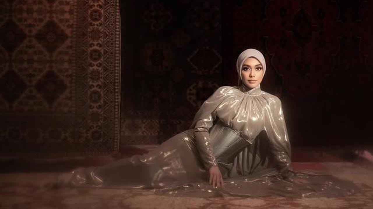 8 Potret Celine Evangelista Pakai Gaun Cape Elegan, Tampil Anggun dalam Balutan Hijab yang Menawan