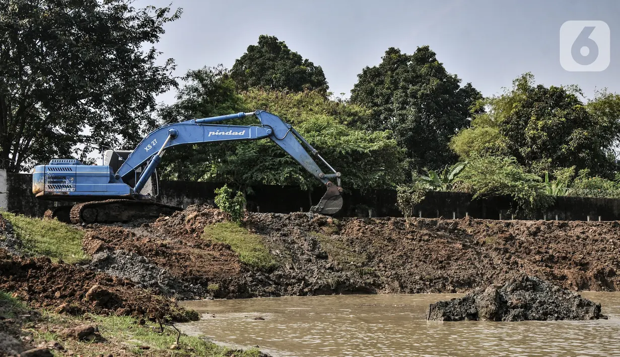 Petugas Sudin SDA Jakarta Timur menggunakan alat berat untuk mengeruk lumpur di Waduk Setu, Cipayung, Jakarta, Rabu (28/7/2021). Pengerukan lumpur ini juga bagian dari proses menjadikan Waduk Setu sebagai kawasan agrowisata komersil yang akan dikelola pihak swasta. (merdeka.com/Iqbal S. Nugroho)