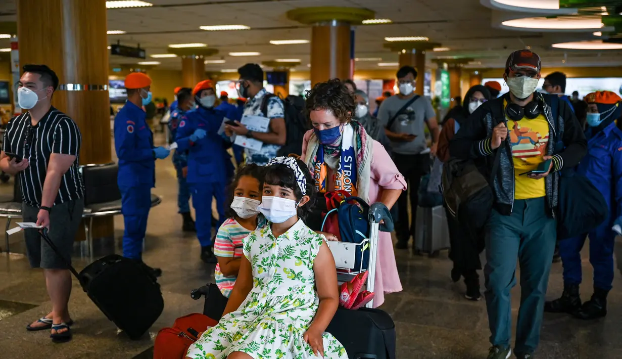 Penumpang mengumpulkan barang bawaan mereka setelah mendarat di Langkawi dari Bandara Internasional Kuala Lumpur (16/9/2021). Pulau liburan dibuka kembali untuk turis domestik setelah penutupan karena pembatasan Covid-19. (AFP/Mohd Rasfan)