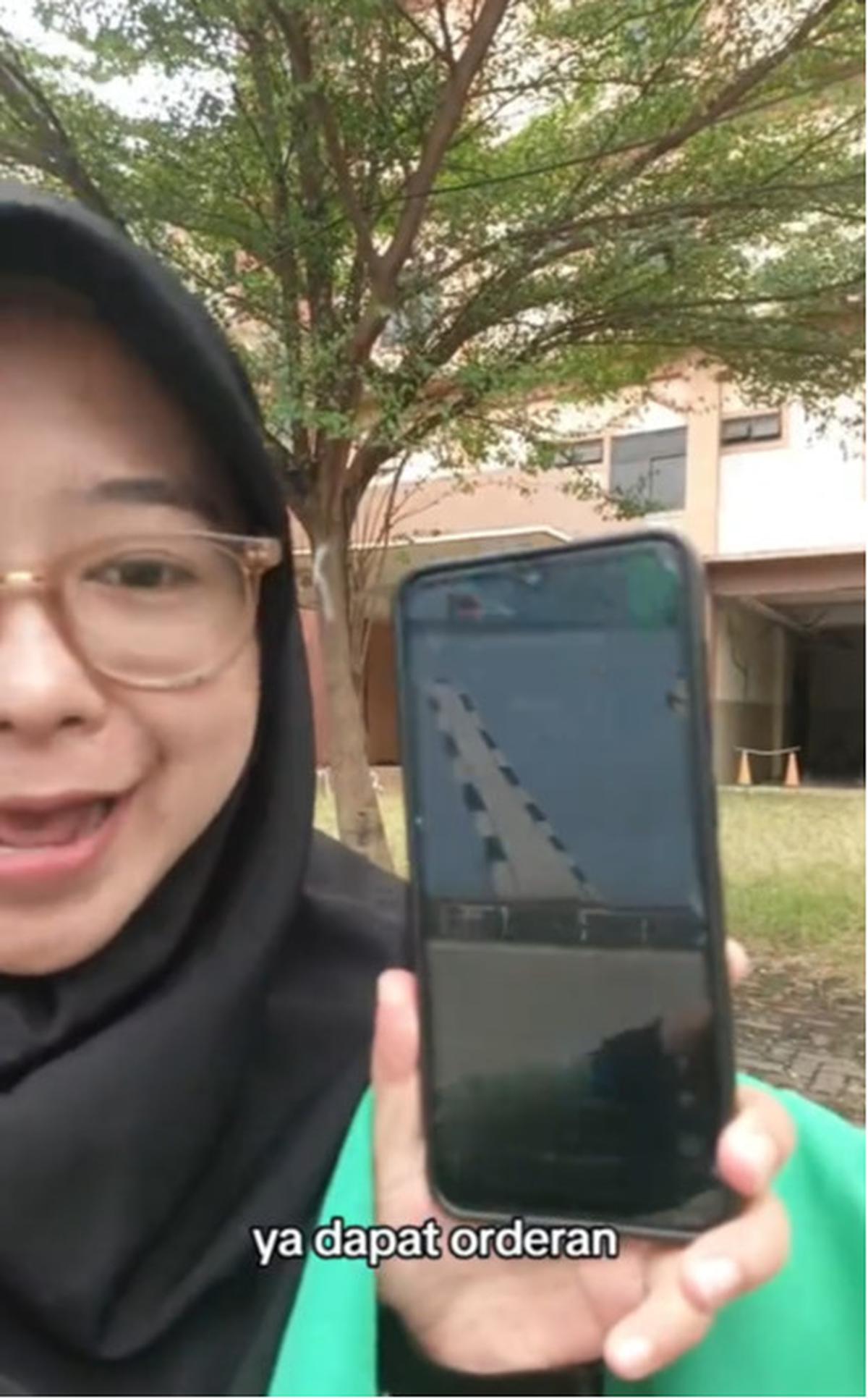 Pilih Kerja di Sela Tiga Jam Istirahat, Momen Wanita yang Kuliah Sambil Ojol Ini Tuai Simpati Warganet