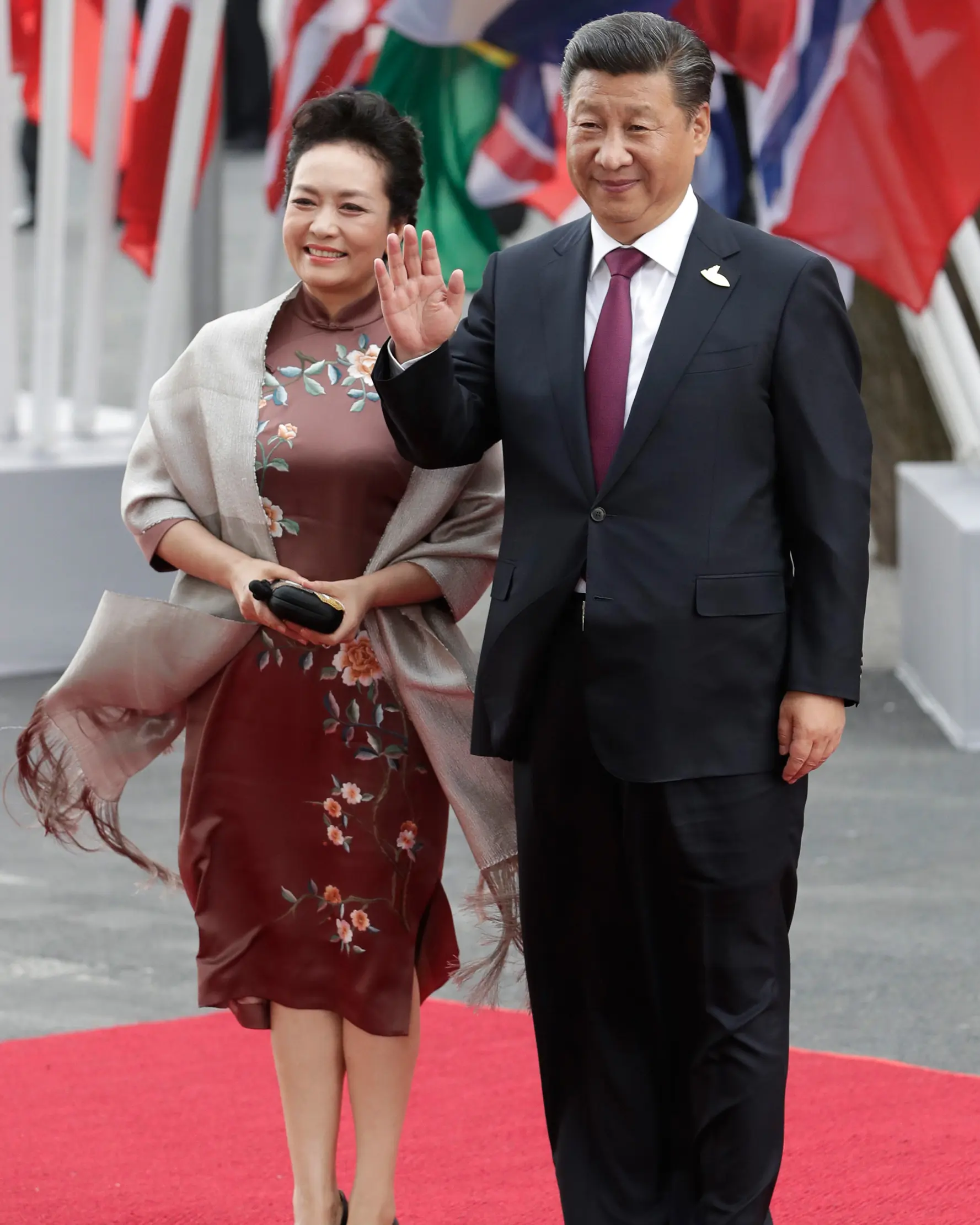 Presiden China Xi Jinping dan istrinya Peng Liyuan tiba pada hari pertama KTT G-20 di Hamburg, Jerman utara, Jumat, (7/7). Sejumlah pemimpin negara berkumpul dalam KTT G20 pada 7-8 Juli 2017. (AP Photo / Michael Sohn)
