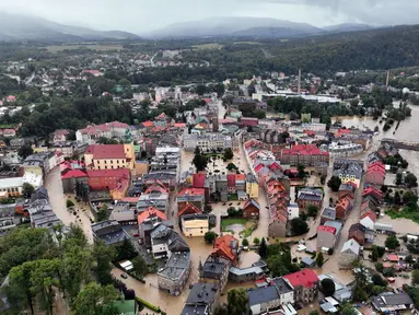 Foto udara yang diambil pada tanggal 15 September 2024 ini menunjukkan pemandangan pusat kota yang terendam banjir di Glucholazy, Polandia selatan. (Sergei GAPON/AFP)