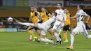 Bek Leeds United, Liam Cooper (kiri) melepaskan tendangan di mulut gawang Wolverhampton Wanderers dalam laga Lanjutan Liga Inggris 2020/21 pekan ke-25 di Molineux Stadium, Jumat (19/2/2021). Leeds kalah 0-1 dari Wolverhampton. (AP/Catherine Ivill/Pool)