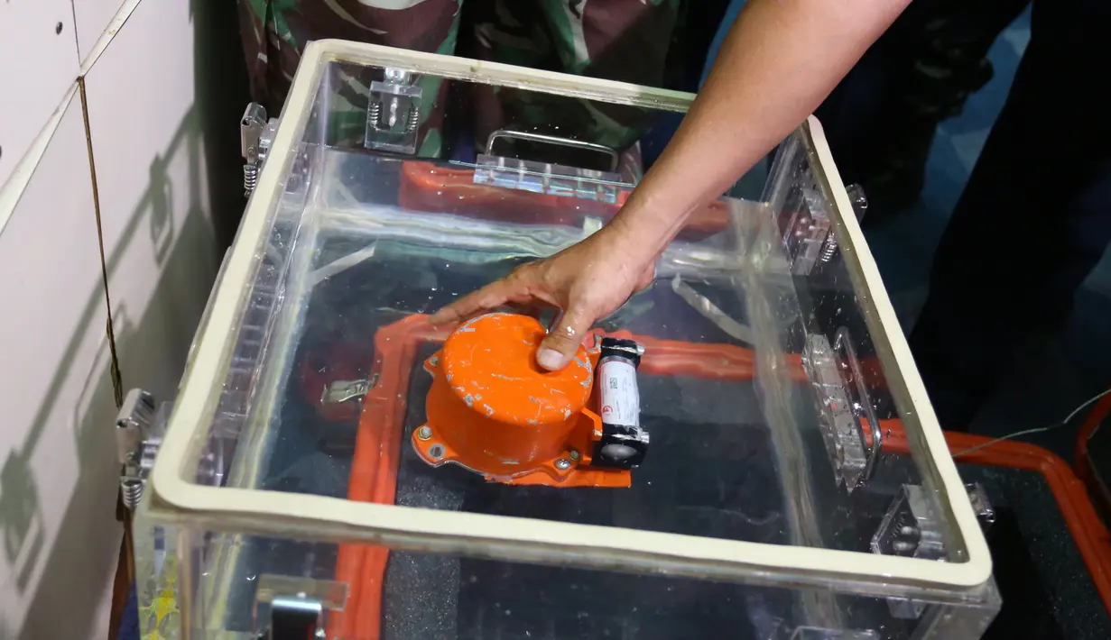 Kotak penyimpan berisi bagian dari kotak hitam (black box) pesawat Lion Air bernomor registrasi PK-LQP dengan nomor penerbangan JT 610 terlihat setelah diambil dari perairan Karawang, Jawa Barat (1/11). (AFP Photo/Malekiano)