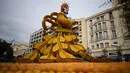 Sebuah patung yang dibuat dengan lemon dan jeruk bernama "The Beijing Opera" selama Festival Lemon ke-88 di Menton, Prancis selatan, Sabtu (19/2/2022). Festival ini berlangsung pada 12-27 Februari dengan tema "Opera dan Tarian". (AP Photo/Daniel Cole)