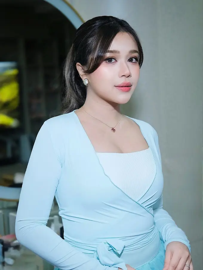 Brisia Jodie Tampil Manis Bak Boneka dengan Fresh Makeup Look Bernuansa Pink