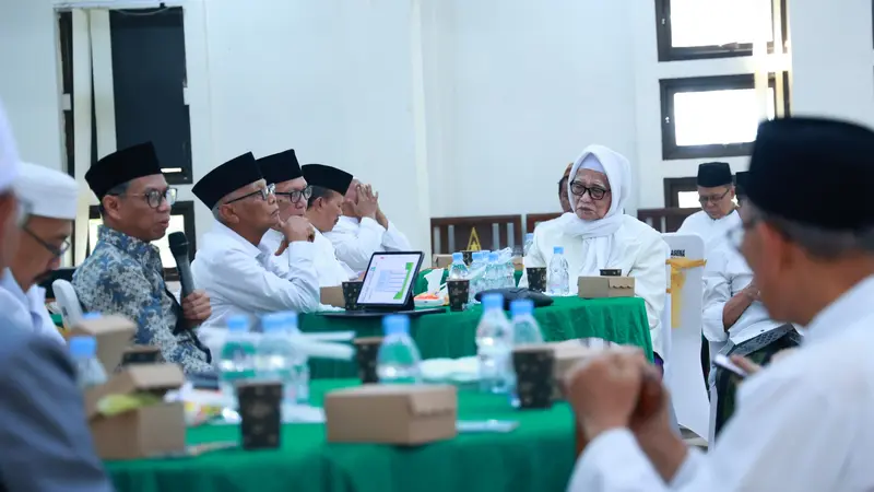 Ratusan kiai struktural dan pengasuh pesantren berkumpul di Pesantren Tebuireng, Jombang, Senin (12/8/2024). (Foto: Tim Humas PBNU)