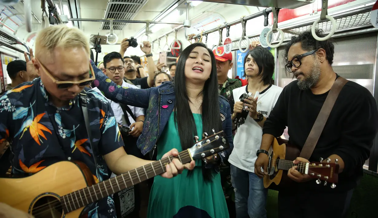 Band Cokelat di KRL (Adrian Putra/Fimela.com)