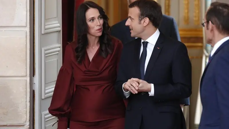 Perdana Menteri Selandia Baru jacinda Ardern (kiri) berjalan bersama dengan Presiden Prancis Emmanuel Macron (kanan) di Paris (AFP)