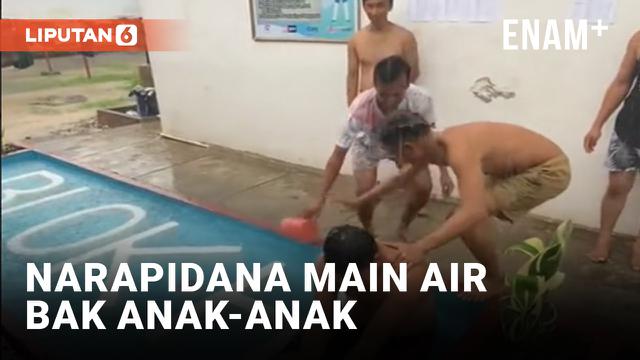 Keseruan Narapidana Mandi Hujan di dalam Lapas