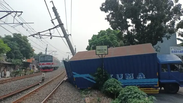 Perjalanan KRL Tanah Abang-Rangkasbitung terkendala akibat ada truk yang menabrak tiang Listrik Aliran Atas (LAA) di sekitaran lintasan Pondok Ranji - Kebayoran