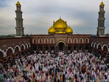 Ribuan umat Islam saat melaksanakan salat Idul Fitri 1447 Hijriah di Mesjid Kubah Emas, Depok, Jawa Barat, Sabtu (21/3/2026). (merdeka.com/Arie Basuki)