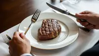 Cara Makan Steak Pisau Sebelah Mana? Ini Posisi Pisau dan Garpu yang Benar