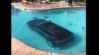 Mobil ini nyemplung ke kolam renang setelah dikendarai wanita berusia 72 tahun. 
