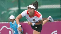 Petenis tunggal putri Indonesia, Aldila Sutjiadi saat tampil menghadapi Thailand pada laga final nomor beregu putri cabor tenis SEA Games 2023 di Morodok Techo Stadium, Phnom Penh, Kamboja, Selasa (9/5/2023). (Bola.com/Abdul Aziz)