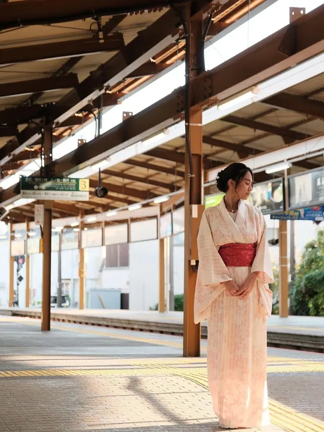 6 Potret Azizah Salsha Pakai Kimono, Pratama Arhan: Prettiest