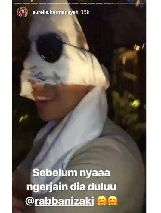 Sebelum memberikan kue, Aurel dan keluarganya yang lain sempat menjahili Bani dengan menutup matanya dan mengarahkannya ke tampat kejutan itu berlangsung. (Instagram)