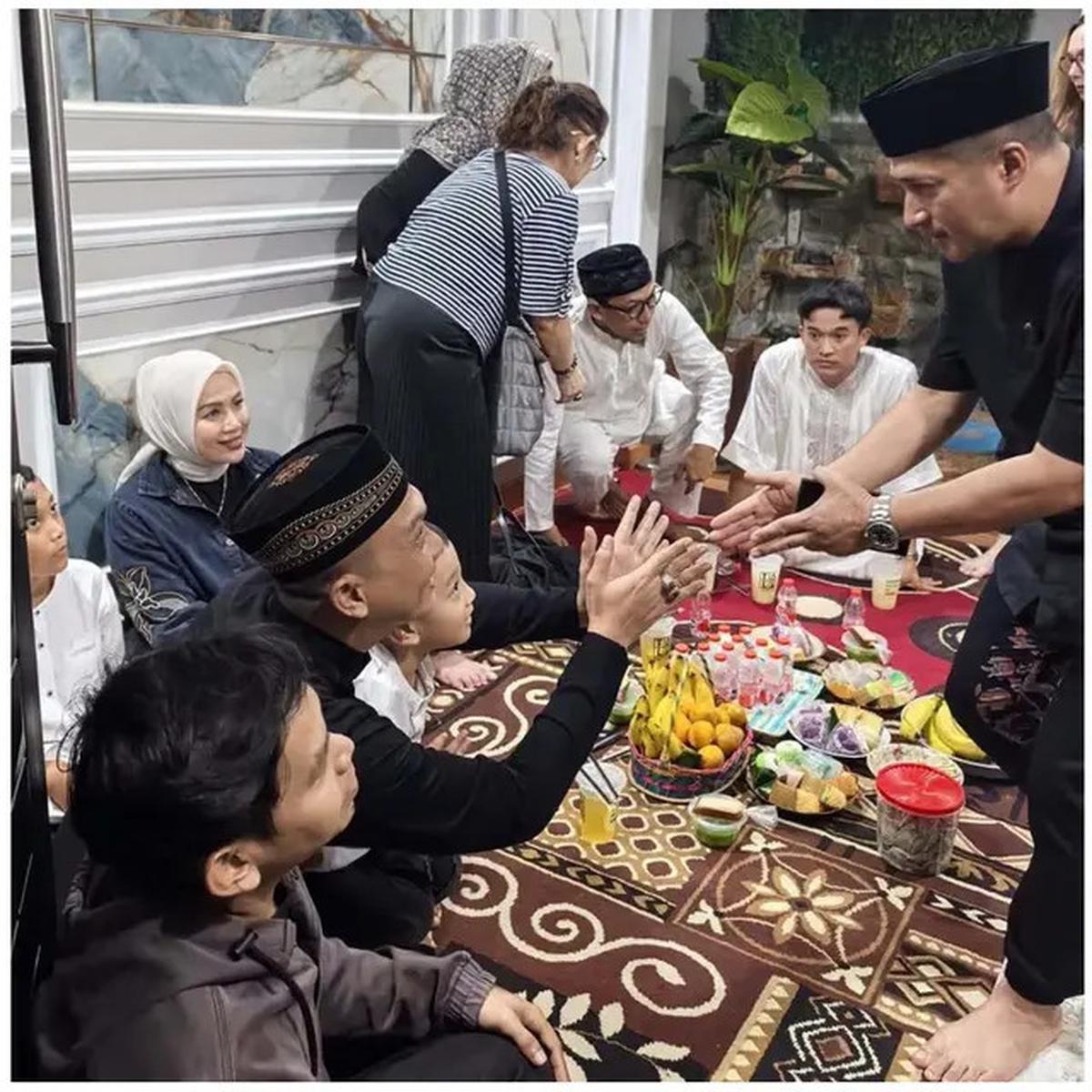 7 Potret Rumah Mpok Alpa Dipadati Ribuan Jemaah saat Tahlilan 7 Hari, Penuh Haru