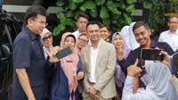 Raffi Ahmad menyelami masa indah SMA. Dinding SMAN 3 Teladan Jakarta seolah jadi mesin waktu bagi Raffi Ahmad untuk kembali ke era putih abu-abu.