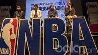 CMO KMK Online, Prami Rachmiadi (kanan) dan tokoh basket Indonesia mengumumkan kerjasama antara EMTEK dan NBA di Plaza Senayan, Jakarta, Rabu (3/5/2017). (Bola.com/Vitalis Yogi Trisna)