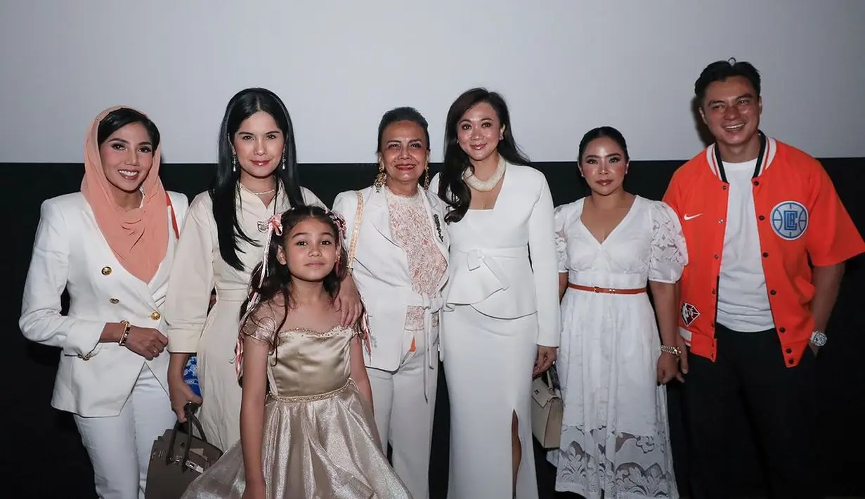 Hadir bersama bestienya, Ayu Heni Rosan, Annisa Pohan terlihat feminin kenakan midi dress berkancing [@annisayudhoyono]