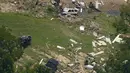 Sebuah mobil tertinggal di sungai di Waverly, Tennessee, Rabu (25/8/2021). Hujan deras selama akhir pekan menyebabkan banjir di Tennessee Tengah dan telah mengakibatkan puluhan orang tewas karena rumah dan jalan pedesaan hanyut. (AP Photo/Mark Humphrey)