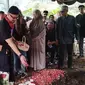 Ferry Maryadi tampak tegar melepas kepergian ibunda tercinta untuk selamanya.