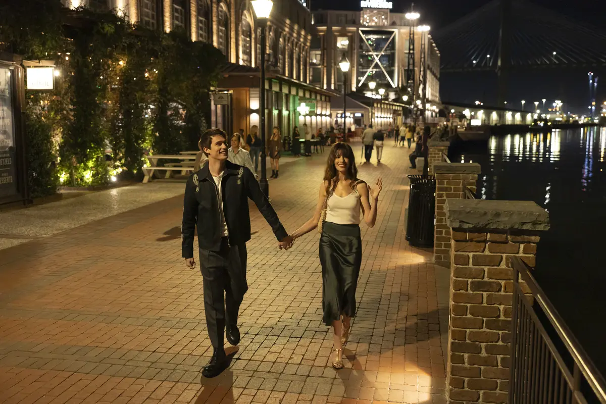Anne Hathaway dan Nicholas Galitzin dalam film The Idea of You. [Foto: Prime Video]