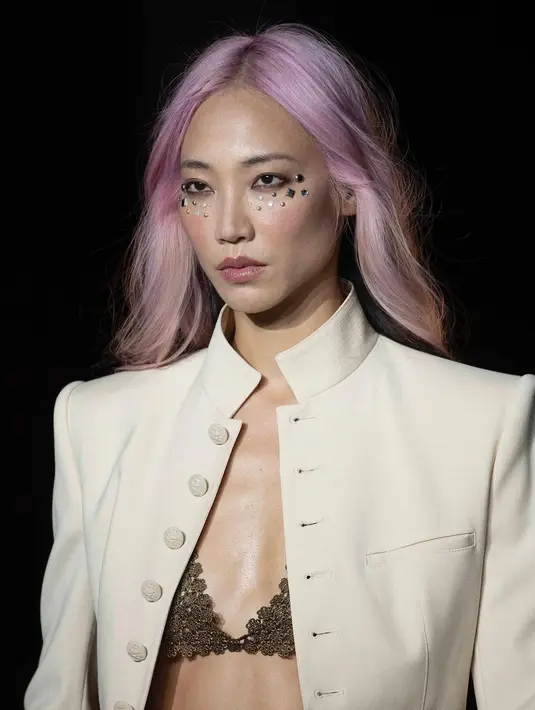 Menariknya lagi, pada runway Etro, kamu akan melihat tampilan makeup dan tatanan rambut yang natural. Namun, dengan tambahan detail perhiasan pada wajah mode, seperti batu-batu metalik yang ditempelkan di bawah area mata. Foto: Instagram.